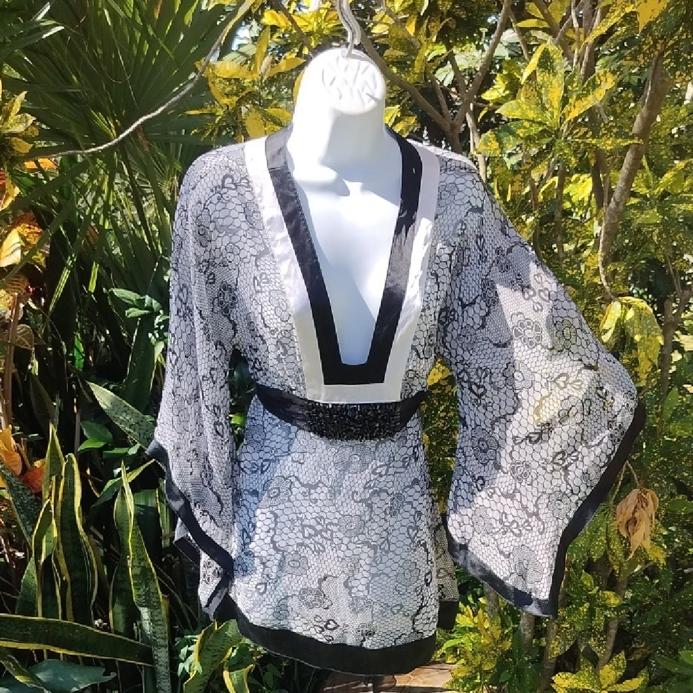 Bebe Vintage Sexy Kimono Elegant Black and White Women's Top Small